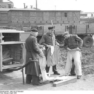 Bomberos con trajes de protección de amianto | © Von Bundesarchiv, Bild 183-37769-0001/Biscan/CC-B-SA 3.0, CC BY-SA 3.0 pt, https://commons.wikimedia.org/w/index.php?curid=5428261